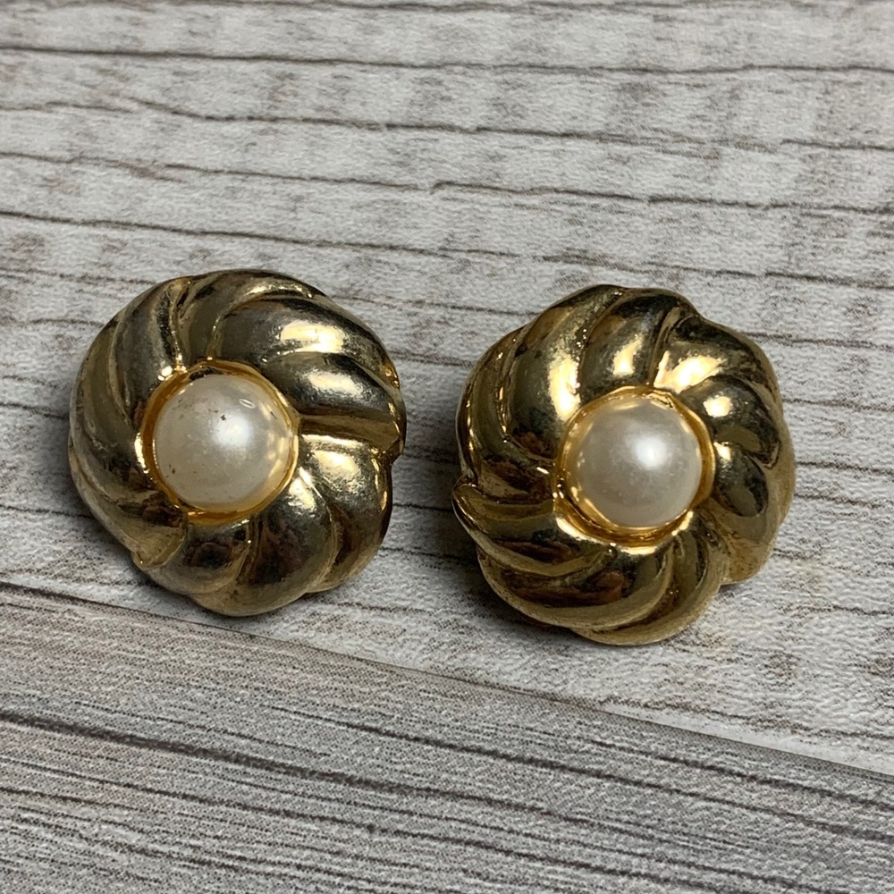 Vintage Gold Tone Faux Pearl Swirl Clip On Earrings Non-Pierced 4885